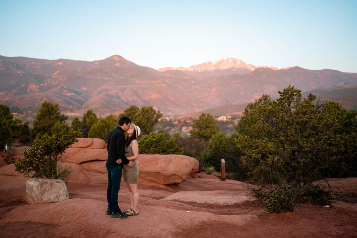 Private Vacation Photoshoot with Photographer Garden of the Gods - Photo 1 of 23